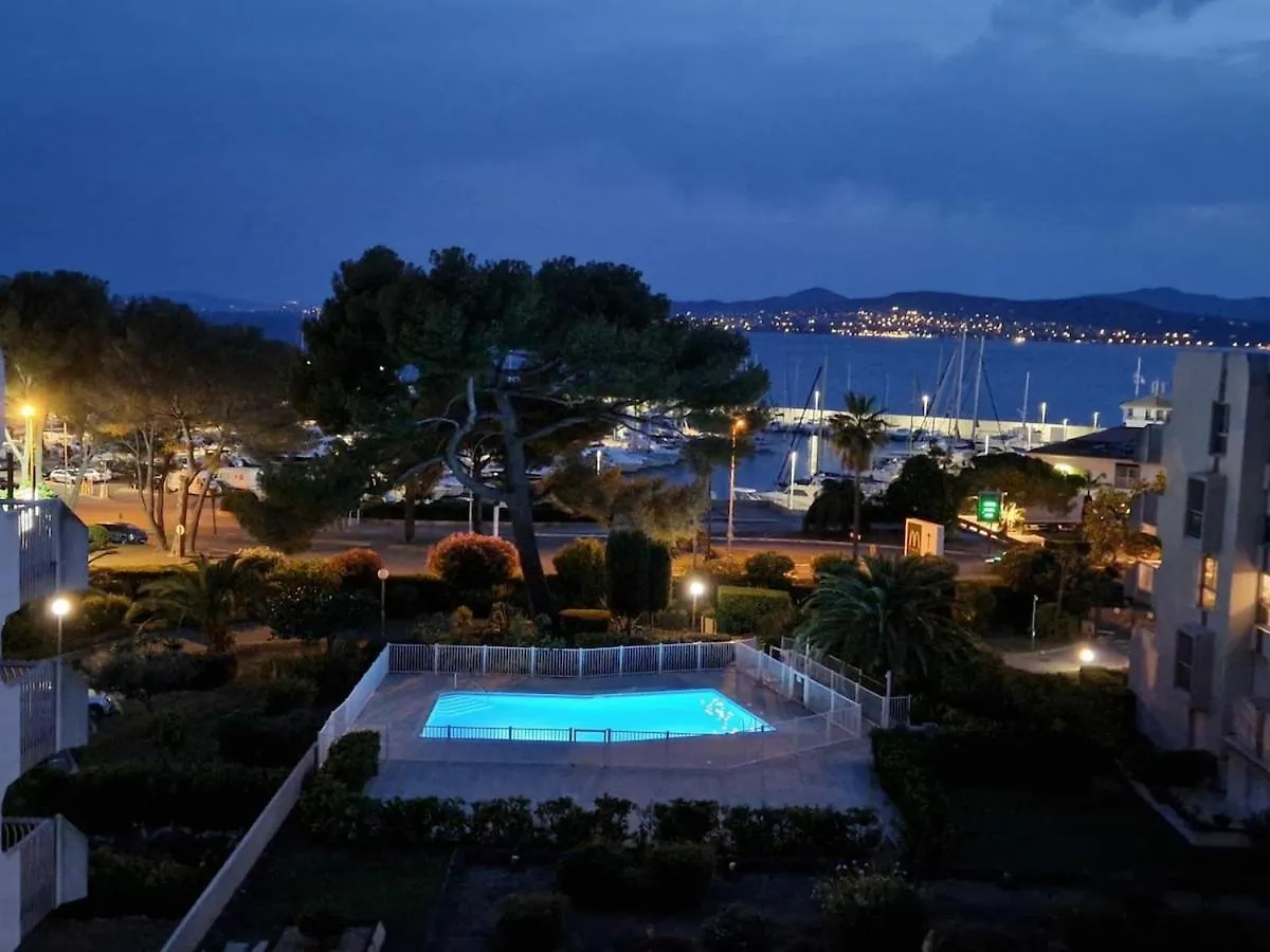 Beau 65 M2 En Front De Mer A St Raphael - Piscine Saint-Raphaël Frankreich